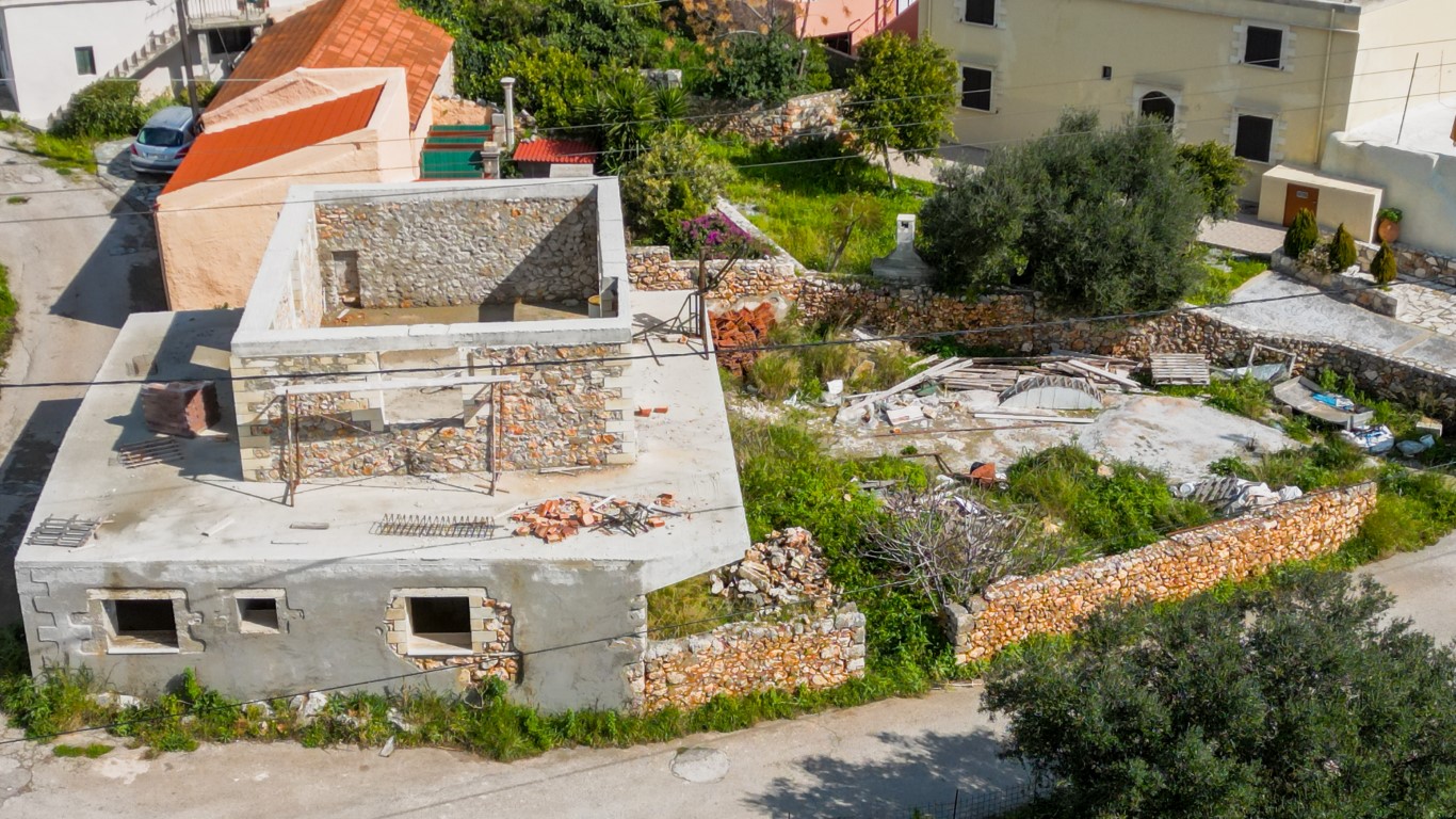 Excellent projet de rénovation sur un terrain de 370 m² avec vue sur les montagnes à Drapanos, Chania !